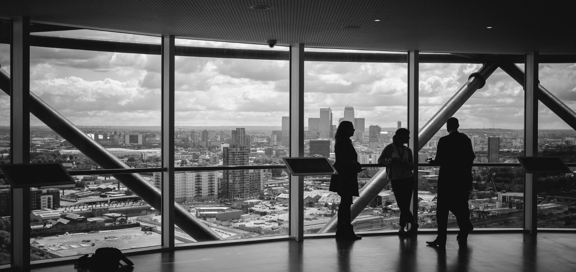👉 „Die Digitalmacherinnen – Frauen mit Vision & digitaler Power“ 👉 „Silhouetten von Business-Frauen vor Skyline – Starke Frauen im digitalen Business“